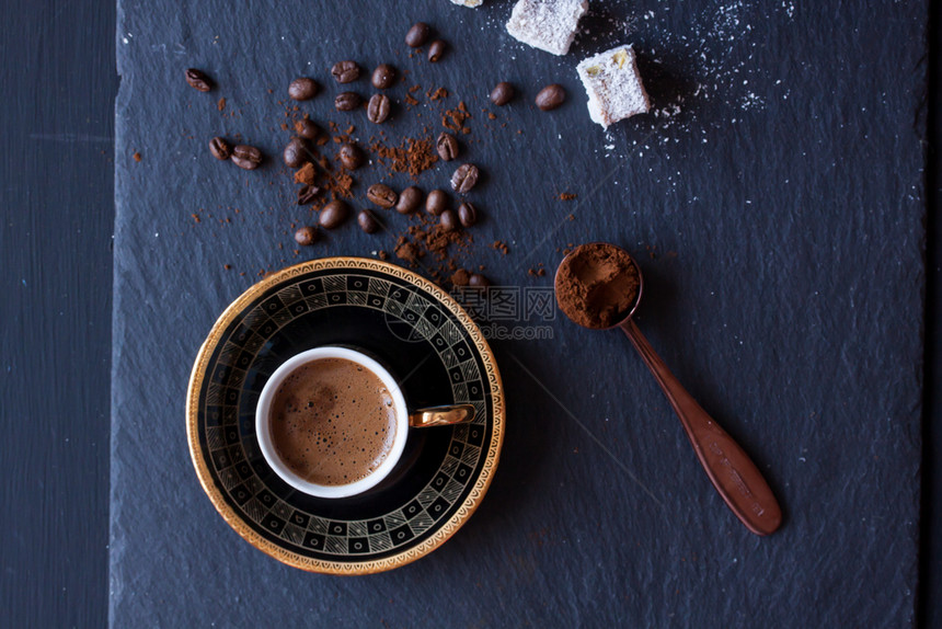 浓咖啡优质的白色土耳其咖啡和喜菜咖啡图片