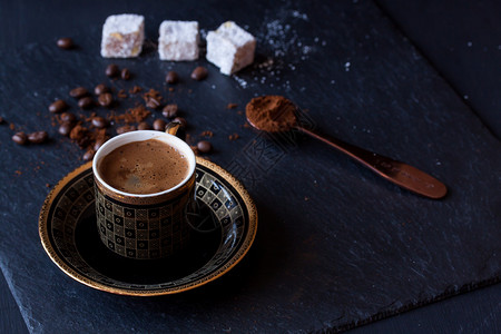 早餐土耳其咖啡和喜菜咖啡黑暗的沙佛图片