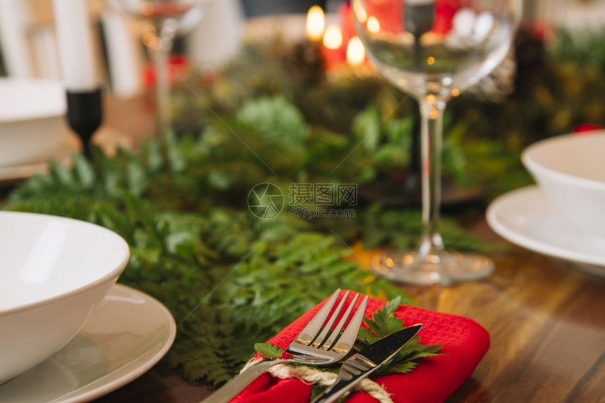 宴会带有葡萄酒杯的圣诞节晚宴老式的餐厅图片