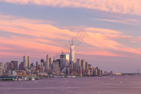 城市纽约日落时曼哈顿市下城天线的灯图片