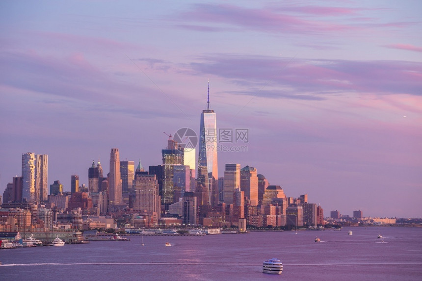 办公室纽约市反射日落时曼哈顿市下城天线图片