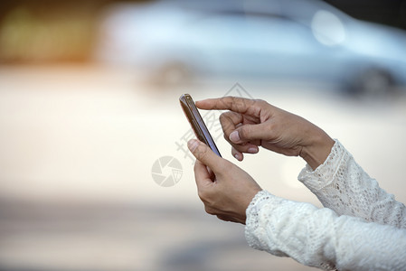 女孩美容用智能电话呼救解决汽车问题手举起来细胞潮人高清图片