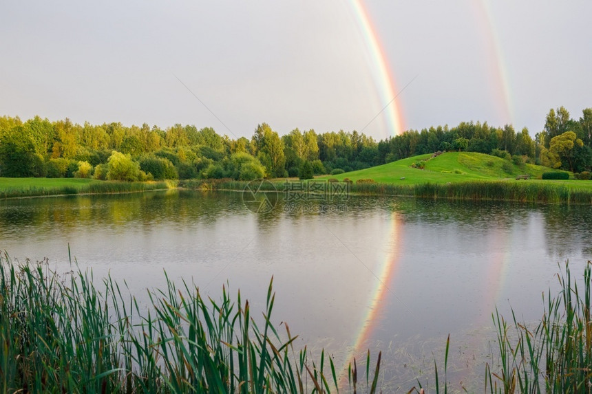 阳光农村拉脱维亚塔尔西市彩虹在湖面上旅行美丽图片