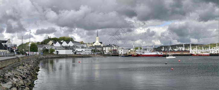 杀鸡旅行镇天空Killybegs是爱尔兰最重要的捕鱼港口其往满载拖网渔船背景
