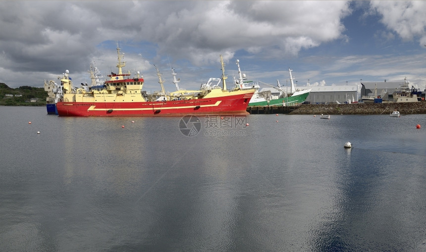 Killybegs是爱尔兰最重要的捕鱼港口其往满载拖网渔船爱尔兰人停靠旅行图片