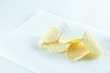 白孤立人背景工作室纸巾上的土豆薯片可口食物皱图片