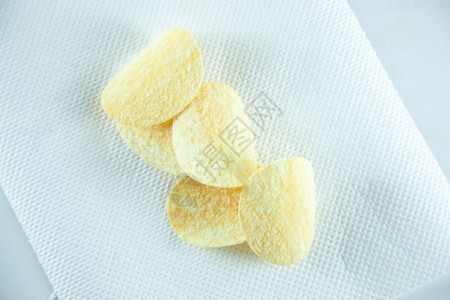 干燥白孤立人背景工作室纸巾上的土豆薯片美食脆的图片