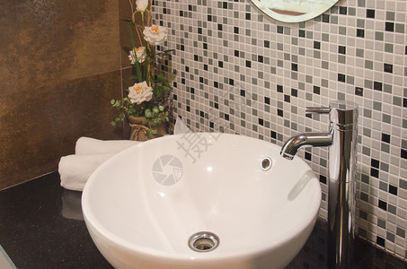 浴室在内明亮的现代洗手间白色水槽图片