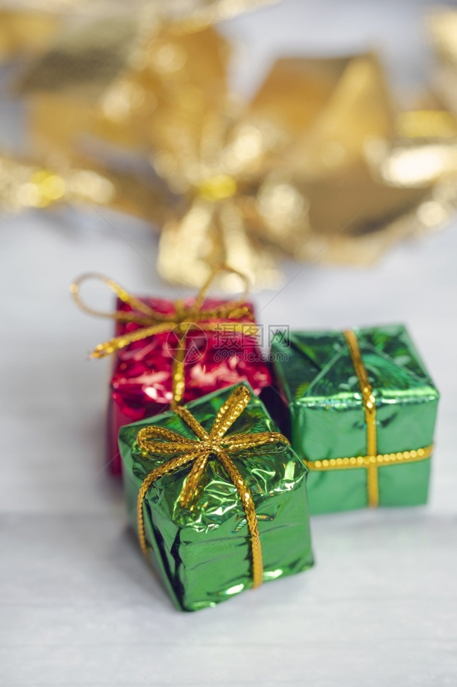 周年纪念日有色假期一堆彩闪亮礼品盒白色木质背景上有复制空间现代古圣诞设计彩色礼物文本的假日概念空间一堆彩色闪亮礼品盒白色木质背景图片