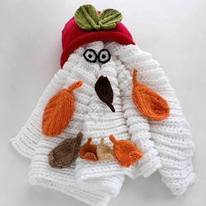 温暖的冬叶在寒冷白天掉头落地Xma节日艺术设计作品与白色围巾红帽子眼睛和编织的毛线叶中懒惰雪人亲手制作的圣诞背景礼物抽象的背景图片