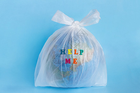 包税生态系统伤害领域文本帮助我和在蓝色背景的聚乙烯塑料一次包装中模拟地球生态问题概念用聚乙烯塑料废物污染环境世界地球日帮助我和在聚乙背景