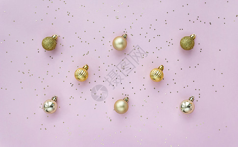 快乐的装饰品现代创意模式有金球和星彩蛋在粉红糊面背景上圣诞或新年卡片最低喜马拉雅平板风格创意模式金球星面壁画在粉红糊背景顶端视图背景图片