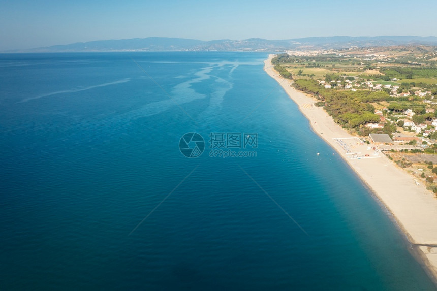 海岸线意大利南部卡拉布里亚的SimeriMarre山丘海景和在意大利南部卡拉布里亚第勒尼安晴天图片