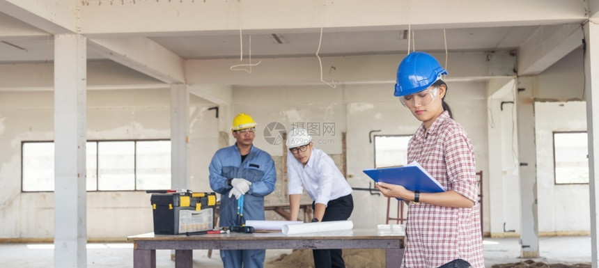 建筑工程师团队作安全信托小组负责在建筑工地硬帽子保护主任和土建工程师概念上安装白色黄全硬帽保设备C建筑工程师团队仓库建筑学行业图片