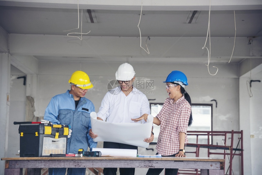 套装职业工厂建筑程师团队作安全信托小组负责在建筑工地硬帽子保护主任和土建工程师概念上安装白色黄全硬帽保设备C建筑工程师团队图片