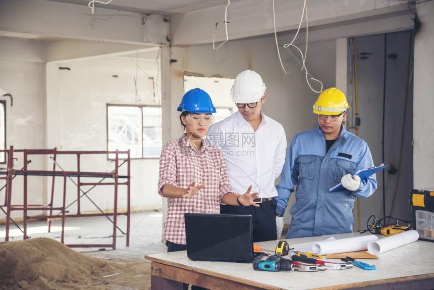 工厂职业安全帽建筑工程师团队作安全信托小组负责在建筑工地硬帽子保护主任和土建工程师概念上安装白色黄全硬帽保设备C建筑工程师团队图片