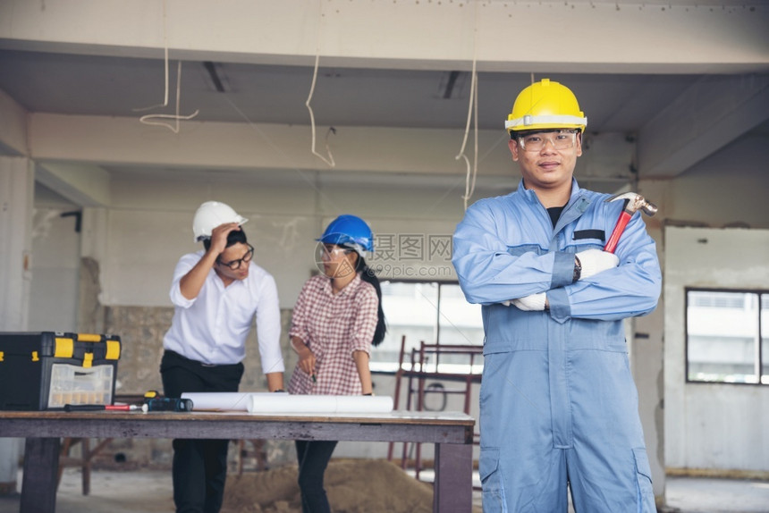 交易保持建设者筑工程师团队作安全信托小组负责在建筑工地硬帽子保护主任和土建工程师概念上安装白色黄全硬帽保设备C建筑工程师团队图片