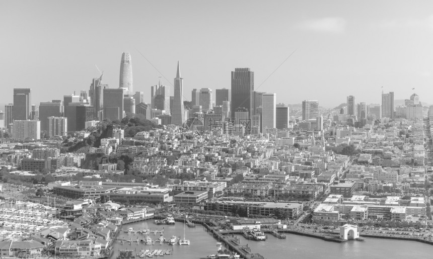 八月旧金山2017年8月旧金山天际线鸟瞰图旧金山2017月旧金山天际线和39号码头鸟瞰图在一个美丽的阳光明媚夏日这座城市每年吸引图片