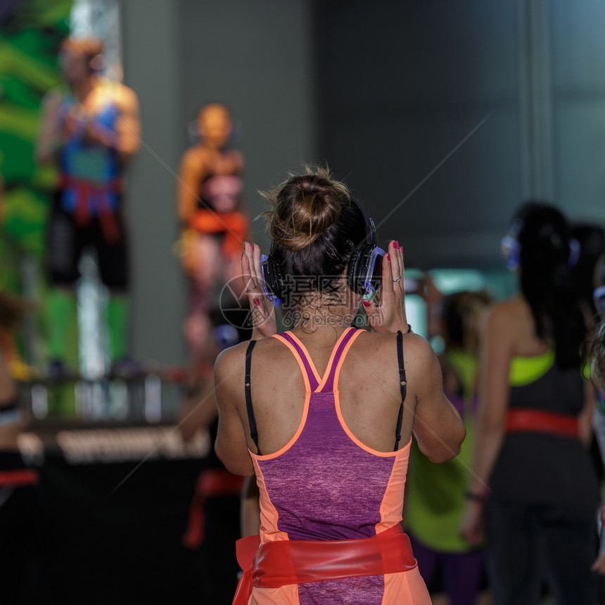 有氧运动健康女GymMiniRimerSweiterWorkingGymSingerThomes在Gym做健身锻练的有耳机女孩图片