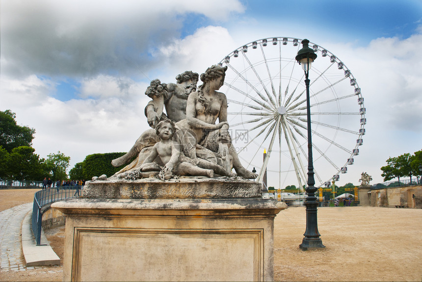 德斯博物馆古老的雕像背景是Ferris车轮图利花园法国巴黎游客图片