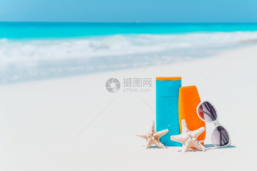 旅行晒黑白沙滩背景的上太阳淇淋瓶护目镜海星和太阳墨镜海洋中的太阳奶瓶眼镜白沙滩上的海星保护图片