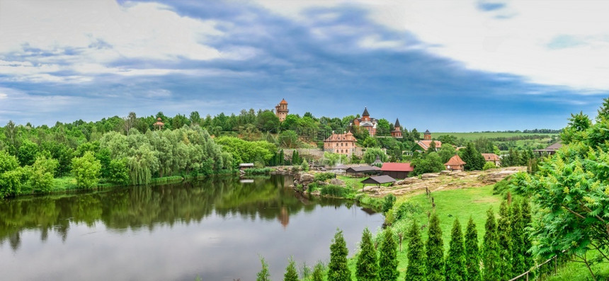 复杂的乌克兰布基村风景公园和娱乐综合建筑乌克兰布基村风景公园和乌克兰布基村风景公园在阴云多的夏季日正统天图片