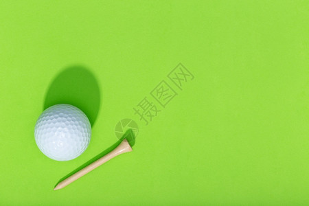 挑战躺着活动在绿色背景上隔离的高尔夫球和Tele图片