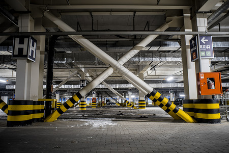 柱子地下照明停车场无人和被剥光了的部件内交通图片