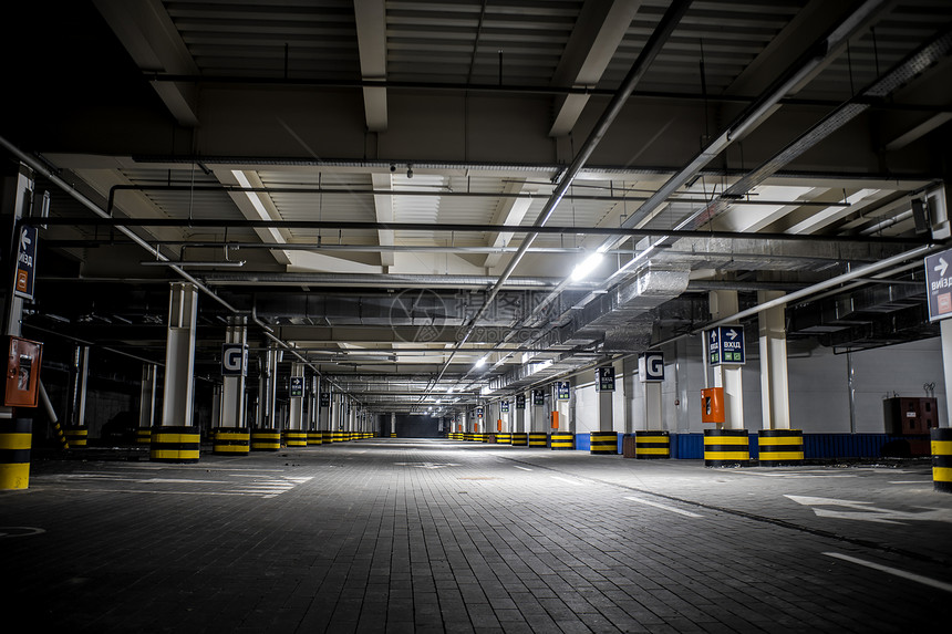技术地下照明停车场无人和被剥光了的部件运输车库图片