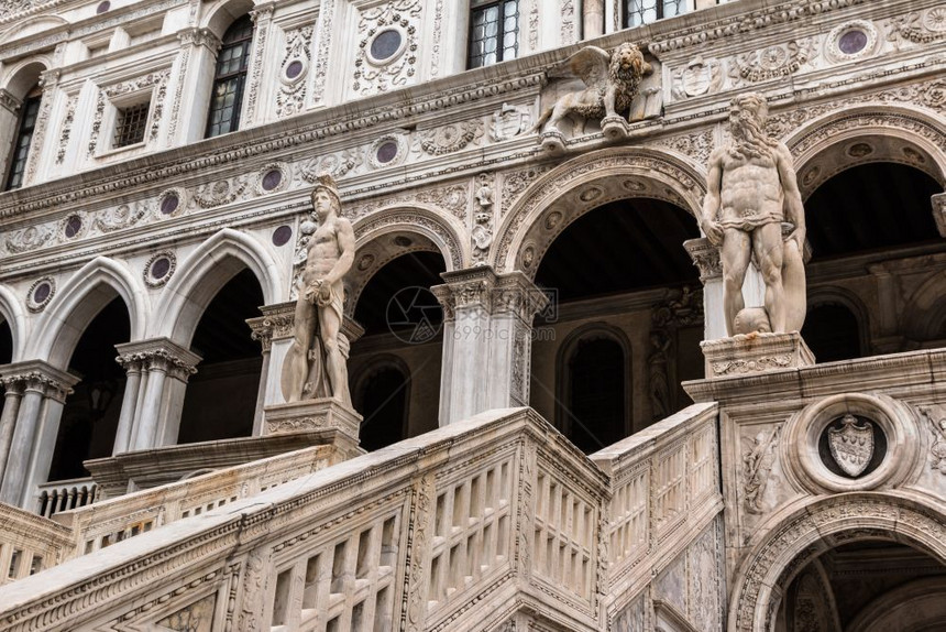 旅游欧洲庭院意大利威尼斯Dogeas宫的巨人楼梯和海王星MarbleMarble神像图片