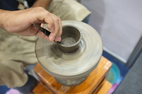 模子陶瓷制品将粘土碗扔在陶瓷树皮轮上的人陶瓷工讲习班技能的图片