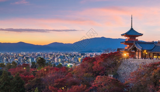 天空日落时本京都清水寺秋季宗教风景图片