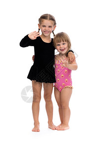 孩子友谊两个可爱的芭蕾舞演员孤立在白色背景演播室拍摄头发图片