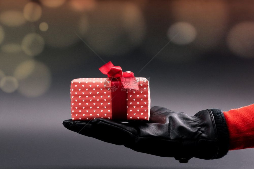 浪漫女人手在黑背景上赠送礼物圣诞节拳击日概念天爱图片