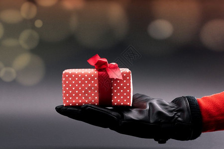 浪漫女人手在黑背景上赠送礼物圣诞节拳击日概念天爱图片