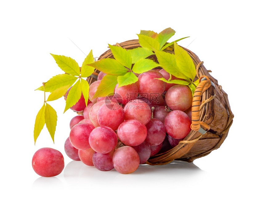 粉红葡萄篮子用粉红葡萄篮子隔离在白色背景上的营养一种图片