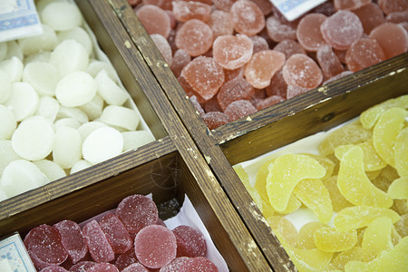 阴凉处对待果冻豆糖细工匠市场甜食和软柔的高清图片