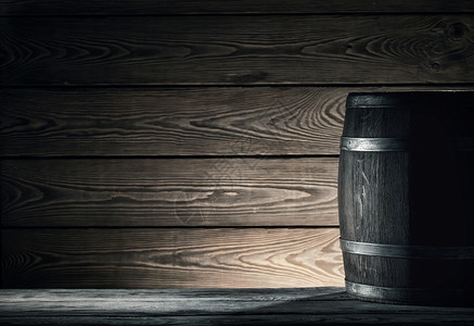 朗姆酒啤木制背景上的旧桶贮藏啤酒图片