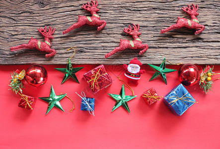 top素材颜色展示星驯鹿和圣诞节装饰概念驯鹿和圣诞装饰Top视图并有供设计使用的复制空间背景