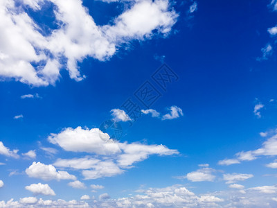 多云的阳光地平线蓝天空和白云背景图片