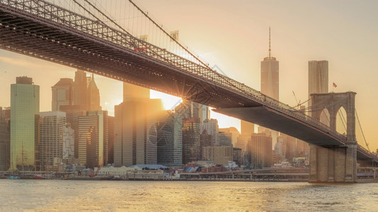 降低大都会美国日落时布鲁克林大桥与下曼哈顿的全景史诗图片