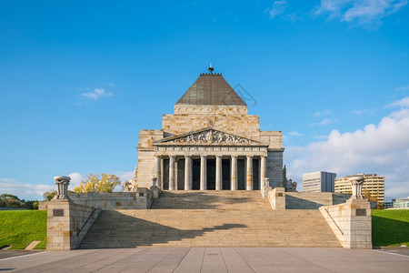 澳新军团纪念在澳大利亚墨尔本举行的第一次世界大战二纪念馆的仪式天游客夏背景
