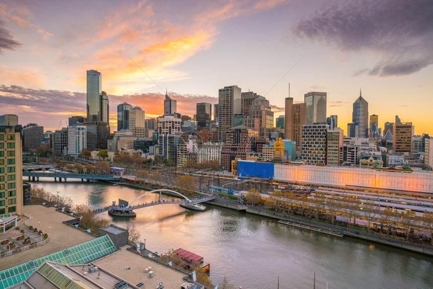 城市的澳大利亚黄昏时墨尔本市天际线灯桥图片