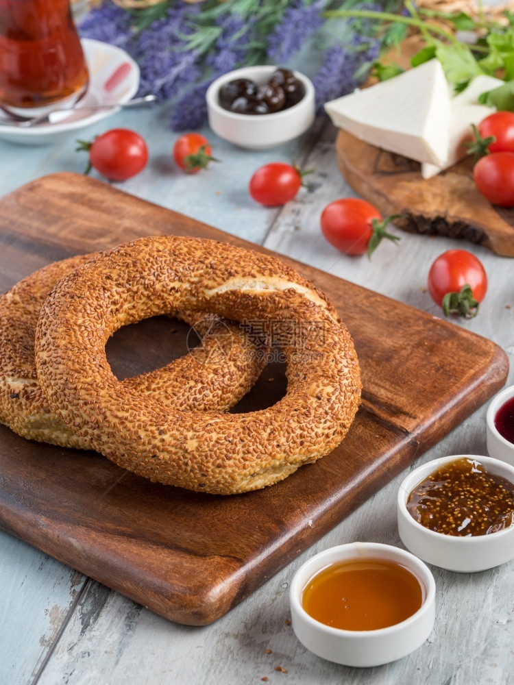 木制桌上的土耳其马桶和黑茶面包三明治早餐图片