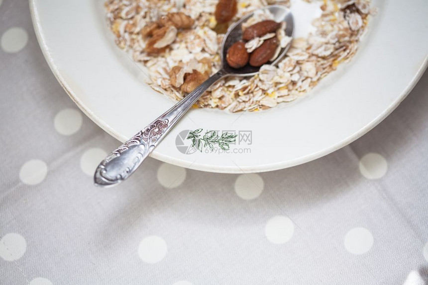 饭碗中的燕麦加坚果有用食物餐中的物面包碗加坚果有用食物烘烤的白色穆里图片