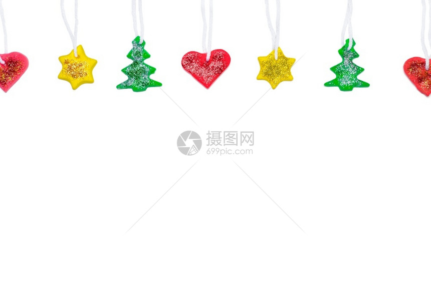 庆典新的带有DIY圣诞树星和心的花环由红色黄和绿橡皮泥圣诞节或新年横幅制成带有复空间橡皮泥工艺概念花环与圣诞树星和心脏由红色黄和图片
