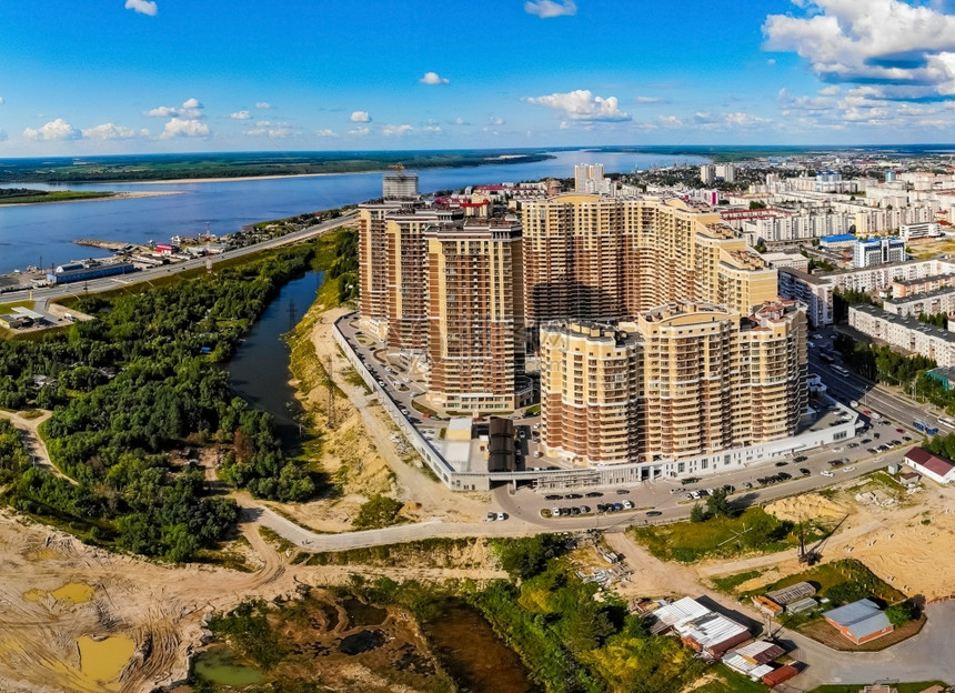 高层建筑的住宅开发城市是nefteyuganskyugranefteyuganskyugra窗户建造具体的图片