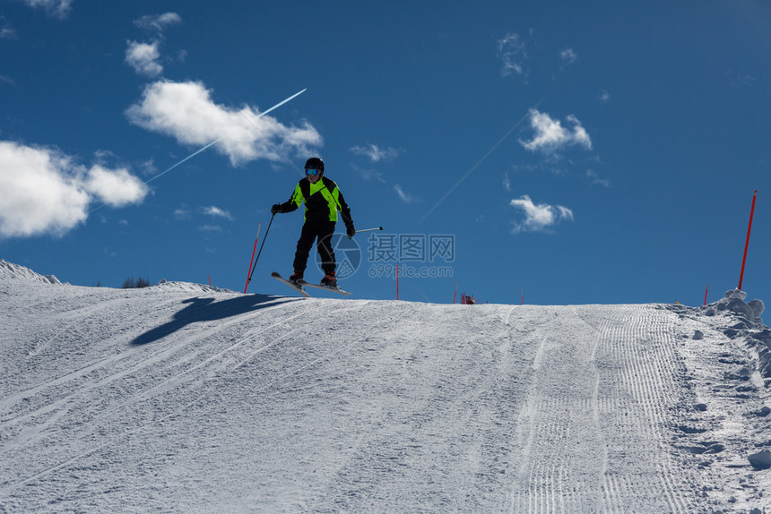 冬季滑雪登山图片