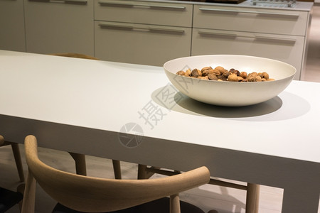 建筑学屋时髦的桌边和木制主席上清洁表面和碗菜的最小动物厨房图片