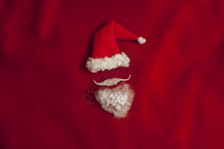 趋势假期白色的红圣诞帽底最低限量主义背景图片